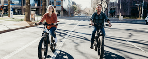 couple-on-himiway-ebikes-commuting-in-the-city